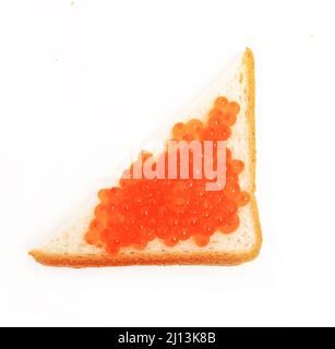 Dreieckiges Sandwich mit Butter und rotem Kaviar von oben Stockfoto
