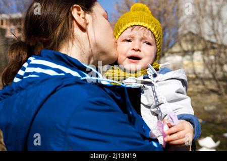 Eine Mutter beruhigt ihr weinendes Kind Stockfoto