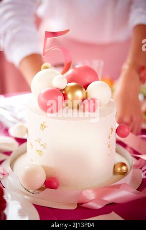 Geburtstag rosa girly 5th Jahrestag Kuchen. Firmenfeier, Firmenjubiläum Konzept. Rosa Dessert Hintergrund, Nachbildung festliche Kuchen. Hoher pH-Wert Stockfoto