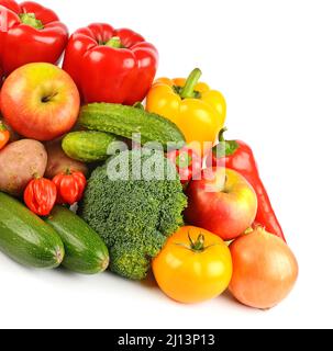 Zusammensetzung von frischem Gemüse und Obst isoliert auf weißem Hintergrund. Stockfoto