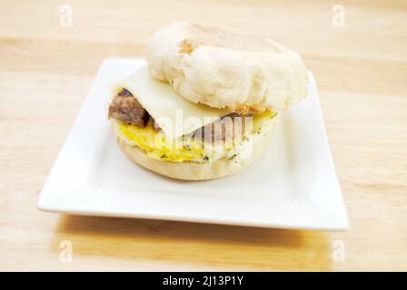 Wurst-, Ei- und Käsesandwich auf einem englischen Muffin Stockfoto