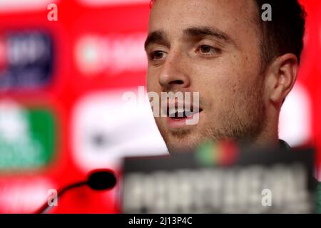 Oeiras, Portugal. 22. März 2022. Portugals Stürmer Diogo Jota nimmt am 22. März 2022 an einer Pressekonferenz im Trainingslager Cidade do Futebol in Oeiras, Portugal, Teil, bevor das WM-Qualifikationsspiel 2022 gegen die Türkei ausgetragen wird. (Bild: © Pedro Fiuza/ZUMA Press Wire) Stockfoto