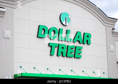 Dollar Tree Stores, Inc. - Dollar Tree Retail Exterior mit ihrem Markenlogo - 20. März 2022. North Windom, CT, USA Stockfoto