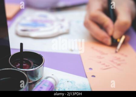 Prozess der Kalligraphie Handschrift mit einer Tintenfontäne Feder, Kalligraph üben Schreiben auf Postkartenpapier mit Stiftpinsel und Zeichenstift wi Stockfoto