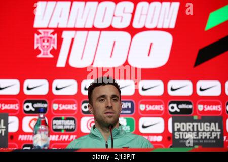 Oeiras, Portugal. 22. März 2022. Portugals Stürmer Diogo Jota nimmt am 22. März 2022 an einer Pressekonferenz im Trainingslager Cidade do Futebol in Oeiras, Portugal, Teil, bevor das WM-Qualifikationsspiel 2022 gegen die Türkei ausgetragen wird. (Bild: © Pedro Fiuza/ZUMA Press Wire) Stockfoto