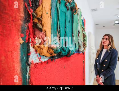 London UK 22 March 2022 Bram Bogart; 'Topgroen',Detail .in den expressiven Gemälden des in den Niederlanden geborenen belgischen Künstlers Bram Bogart (1921-2012) liegt der Fokus auf der Farbe als physischer Materie und den materiellen Möglichkeiten des Mediums. Bogart, hauptsächlich ein abstrakter Künstler, untersuchte, wie das ‘Skript’ eines Gemäldes oder das ‘nicht-repetitive Element rhythmischer Pinselstriche’ der Abstraktion Bedeutung verleihen könnte. Paul Quezada-Neiman/Alamy Live News Stockfoto