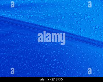 Wassertropfen auf wasserdichtes Membrangewebe. Morgentau auf dem Zelt. Stockfoto