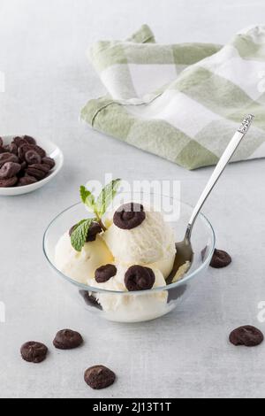 Vanilleeis mit Mini-Schokolade-Brownie-Keksen. Stockfoto