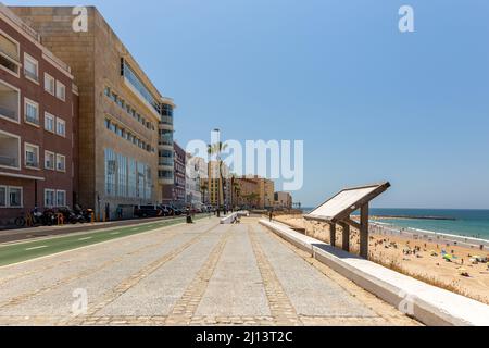 Blick auf die Promenade vor dem berühmten Strand 'Playa de Santa María del Mar'. Stockfoto