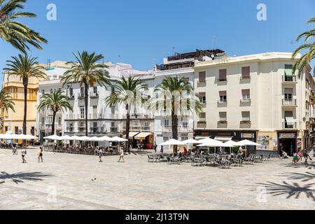 Wunderschöner Platz auf dem Platz „LA Cathedral“ in Caisz. Blick auf die Kathedrale von Cathédrale . Die Restaurants und Bars sind in der Zeit der Coronavirus-Pandemie geöffnet. Stockfoto