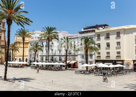 Wunderschöner Platz auf dem Platz „LA Cathedral“ in Caisz. Blick auf die Kathedrale von Cathédrale . Die Restaurants und Bars sind in der Zeit der Coronavirus-Pandemie geöffnet. Stockfoto