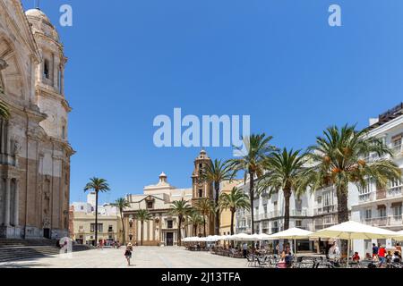 Wunderschöner Platz auf dem Platz „LA Cathedral“ in Caisz. Blick auf die Kathedrale von Cathédrale . Die Restaurants und Bars sind in der Zeit der Coronavirus-Pandemie geöffnet. Stockfoto