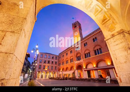 Treviso, Italien. Stadtbild des historischen Zentrums von Treviso, Italien mit altem Platz bei Sonnenaufgang. Stockfoto