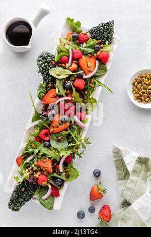 Ein frischer Sommerbeersalat mit Balsamico-Dressing und gerösteten Kürbiskernen. Stockfoto