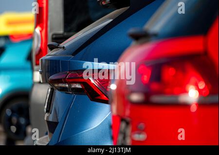 Nahaufnahme der Rücklichter von in Reihe stehenden Autos, aelektiver Fokus Stockfoto