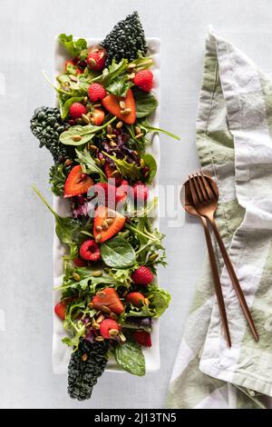 Ein frischer, hausgemachter Sommer-Beerensalat zum Servieren bereit. Stockfoto