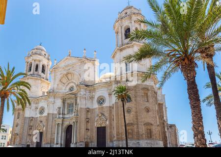 façade der wunderschönen Kathedrale von Cáááiz, Blick auf den Haupteingang. Römisch-katholische Kirche in Cádiz, Südspanien. Stockfoto