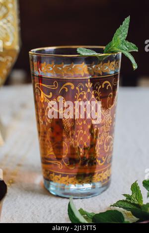 Marokkanischer Minztee in Goldglas Stockfoto