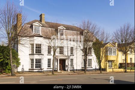Blick auf die Gebäude in Windhill, darunter das alte Gebäude der British Legion im Vordergrund. Stockfoto
