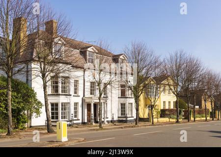 Blick auf die Gebäude in Windhill, darunter das alte Gebäude der British Legion im Vordergrund. Stockfoto