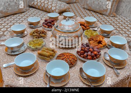 Traditionelles, hausgemachtes Ramadan-Essen. Harira-Suppe, Datteln, Feigen, arabische Süßigkeiten, Brauen, Nüsse, Mandeln, muslimisches Essen. Halal Stockfoto