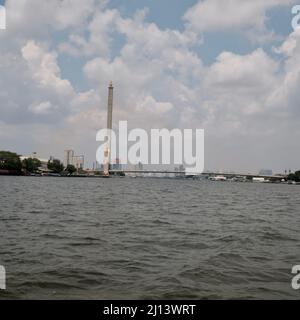 Tower of King Rama VIII Bridge Chao Phraya River (Orange Flag Express Boot Pier N14) Bangkok Thailand Stockfoto