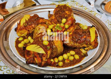 Traditionelle marokkanische Tajine mit Huhn, Kartoffeln und Oliven hautnah Stockfoto