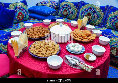 Traditionelles, hausgemachtes Ramadan-Essen. Harira-Suppe, Datteln, Feigen, arabische Süßigkeiten, Brauen, Nüsse, Mandeln, muslimisches Essen. Halal Stockfoto