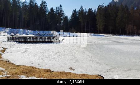 Kleiner zugefrorener See zum Sportfischen im Antholzer Tal. In dieser Zeit werden Löcher im Eis gebildet, um zu fischen, die Eiskruste ist 70 Zentimeter dick Stockfoto