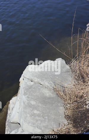 Felsvorsprung entlang der sonnigen Küste. Stockfoto