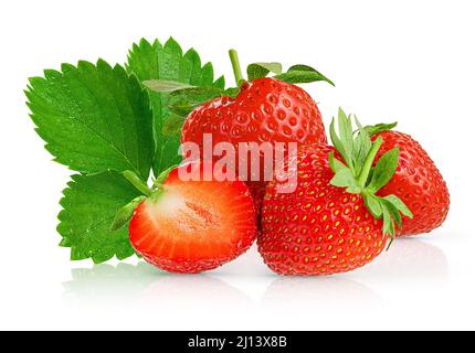 Haufen roter Erdbeeren mit isoliertem Blatt auf weißem Hintergrund. Stockfoto