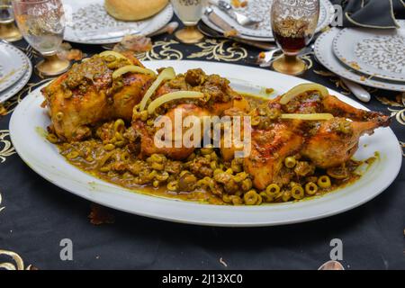 Marokkanisches Hühnchen mit eingelegte Zitrone und Oliven Stockfoto