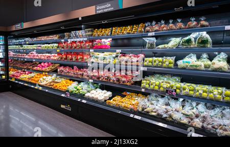 Bangkok Thailand - März 14 2022: Verschiedene frische Früchte im Lotus Supermarkt im Regal. Stockfoto