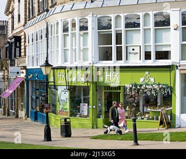 Paar mit Hund, Montpellier Parade in Harrogate, North Yorkshire, England Stockfoto