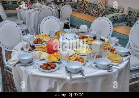 Ramadan in Marokko. Iftar-Essen im Ramadan. Harira-Suppe. Marokkanische Brotsäfte. Und Käse. islamisches Essen Stockfoto