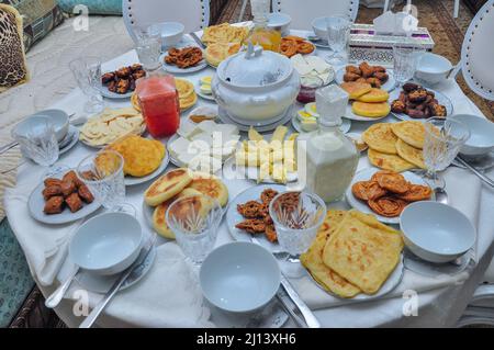 Ramadan in Marokko. Iftar-Essen im Ramadan. Harira-Suppe. Marokkanische Brotsäfte. Und Käse. islamisches Essen Stockfoto