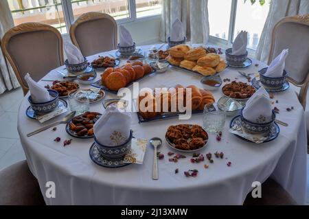 Traditionelles, hausgemachtes Ramadan-Essen. Harira-Suppe, Datteln, Feigen, arabische Süßigkeiten, Brauen, Nüsse, Mandeln, muslimisches Essen. Halal Stockfoto