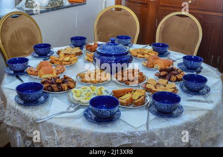 Ramadan in Marokko. Iftar-Essen im Ramadan. Harira-Suppe. Und Süßigkeiten. islamisches Essen Stockfoto