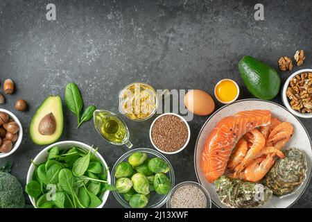 Omega 3 Lebensmittelzusammensetzung auf dunklem Betongrund. Kopierbereich, direkt darüber Stockfoto