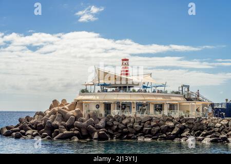 PUERTO DE MOGAN, GRAN CANARIA, KANARISCHE INSELN, SPANIEN - MÄRZ 7 : Restaurant im Hafen von Puerto de Mogan Gran Canaria am 7. März 2022. Unidentif Stockfoto