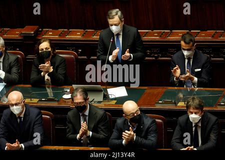 Rom, Italien. 22. März 2022. Mario Draghi und die italienischen Minister applaudieren während der Rede des Präsidenten der Republik Ukraine, Wolodymyr Zelensky, vor dem italienischen Parlament. Rome (Italien), März 22. 2022Photo Samantha Zucchi Insidefoto Credit: Insidefoto srl/Alamy Live News Stockfoto