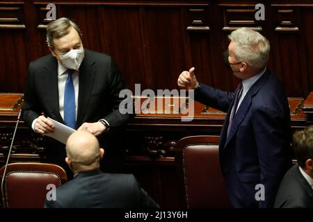 Rom, Italien. 22. März 2022. Der italienische Ministerpräsident Mario Draghi und der Verteidigungsminister Lorenzo Guerini während der Rede des Präsidenten der Republik Ukraine, Volodymyr Zelensky, vor dem italienischen Parlament. Rome (Italien), März 22. 2022Photo Samantha Zucchi Insidefoto Credit: Insidefoto srl/Alamy Live News Stockfoto
