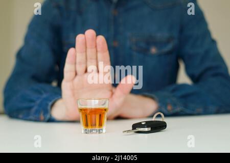 Trinken ohne Antrieb Konzept. Mann, der betrunkene Fahrweise mit Stoppgeste zeigt. Stockfoto