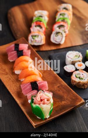 Köstliche Auswahl an frisch zubereitetem Sushi Stockfoto