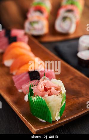 Köstliche Auswahl an frisch zubereitetem Sushi Stockfoto