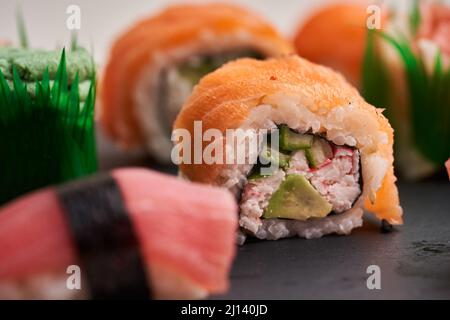 Köstliche Auswahl an frisch zubereitetem Sushi Stockfoto