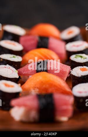 Köstliche Auswahl an frisch zubereitetem Sushi Stockfoto