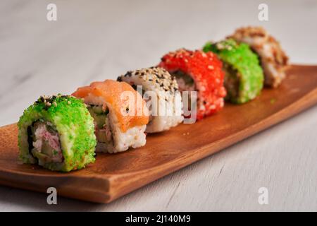 Köstliche Auswahl an frisch zubereitetem Sushi Stockfoto