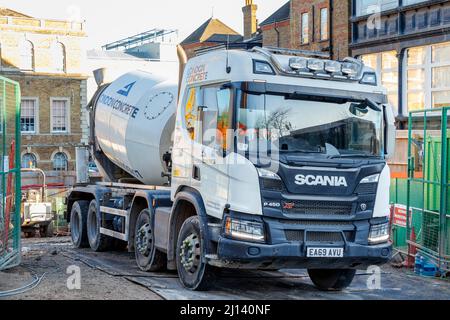 Ein Zementmischwagen der Londoner Betonfirma Scania auf dem Gelände des Whittington Hospital, wo ein neuer Flügel gebaut wird, London, Großbritannien Stockfoto