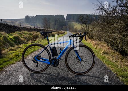 Orbea Gain Elektro-Rennrad mit optionaler Range Extender-Batterieflasche, Marl Hill, Bowland, Lancashire, Großbritannien. Stockfoto